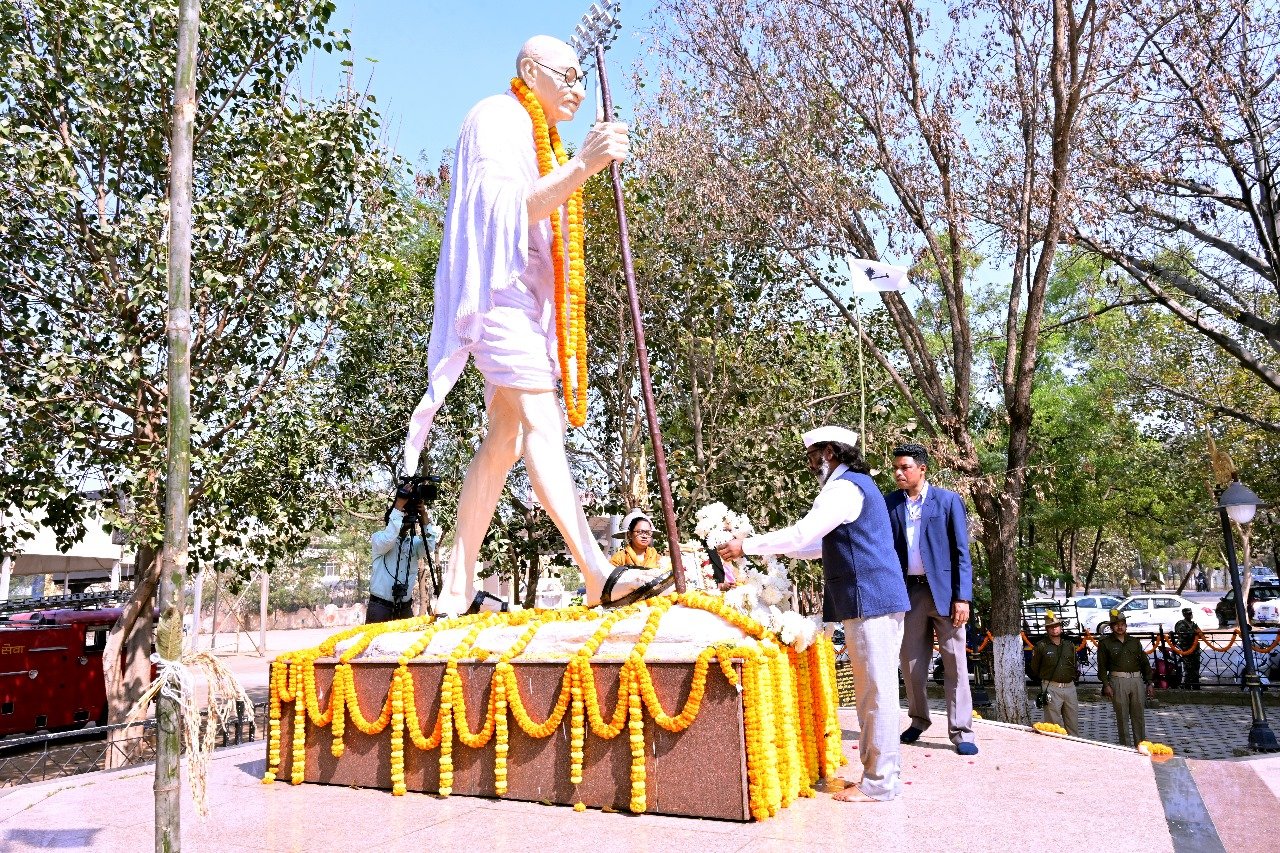 मुख्यमंत्री हेमन्त सोरेन ने राष्ट्रपिता महात्मा गांधी को दी भावपूर्ण श्रद्धांजलि,  2 मिनट का मौन रखा 