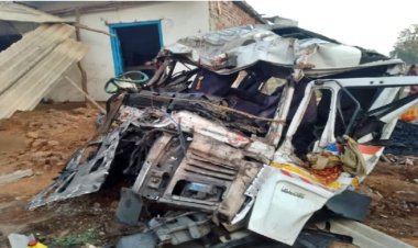 लातेहार में अनियंत्रित हाइवा घर में घुसा, चालक की मौत; खलासी घायल