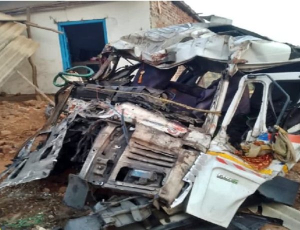 लातेहार में अनियंत्रित हाइवा घर में घुसा, चालक की मौत; खलासी घायल