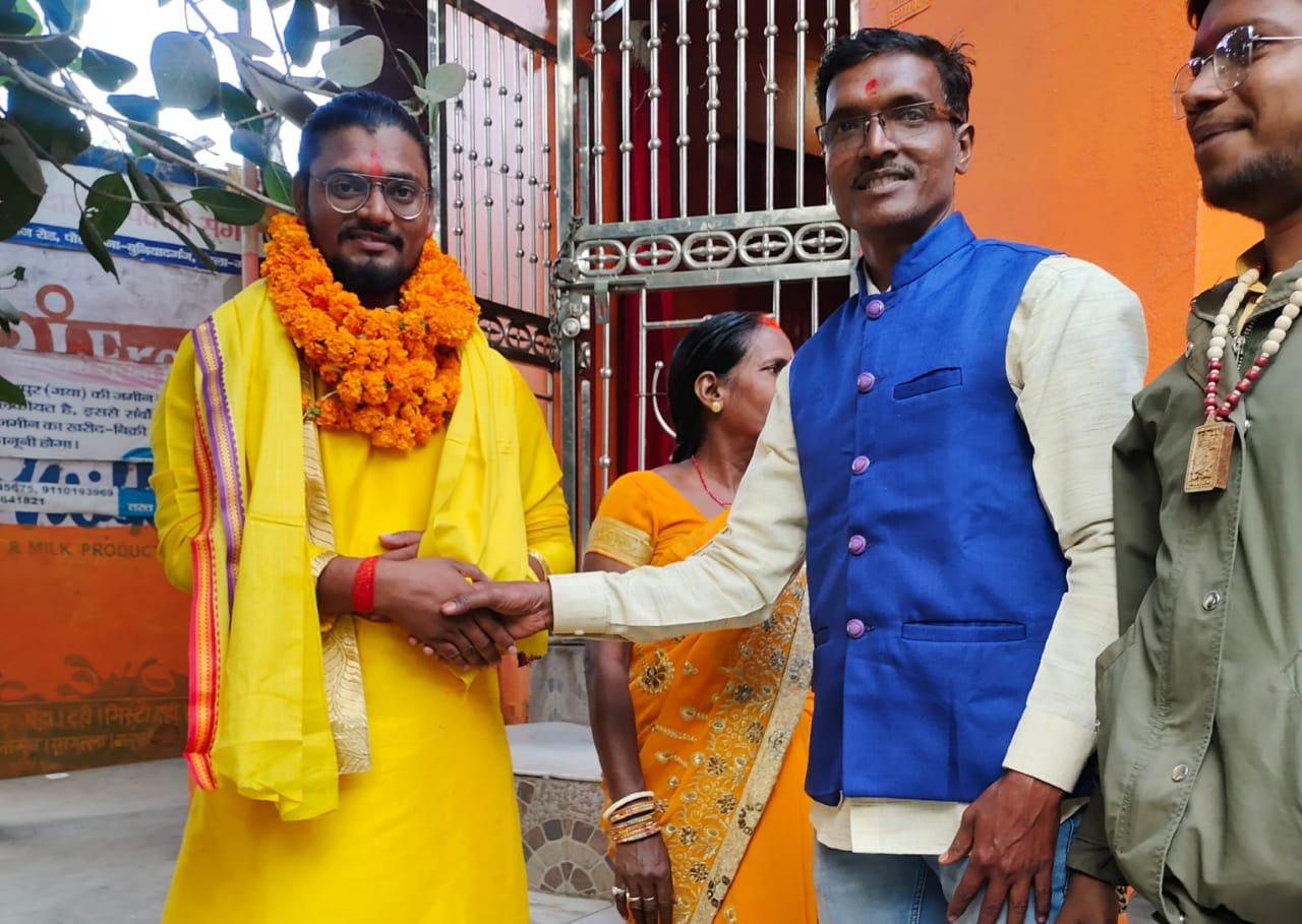 दीपक ने आपने माता-पिता का आशीर्वाद लेकर किया 4500 किलोमीटर का पदयात्रा का शुभारंभ