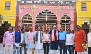 उद्योग बुनकर नगरी मानपुर पटवाटोली में केन्द्रीय वस्त्र मंत्री गिरिराज सिंह का अंगवस्त्र एवं स्मृति चिन्ह चरखा देकर किया गया सम्मानित