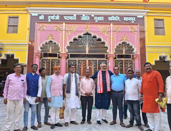 उद्योग बुनकर नगरी मानपुर पटवाटोली में केन्द्रीय वस्त्र मंत्री गिरिराज सिंह का अंगवस्त्र एवं स्मृति चिन्ह चरखा देकर किया गया सम्मानित