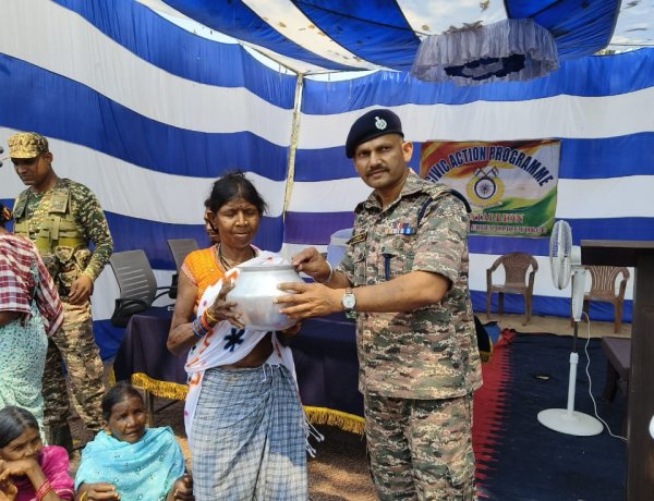 सिविक एक्शन प्रोग्राम के तहत 159 बटालियन सीआरपीएफ ने ग्रामीणों के बीच किया सामग्री का वितरण, जनता की सुरक्षा के साथ-साथ उनकी सेवा करना सीआरपीएफ का मुख्य उद्देश्य- लोकेश