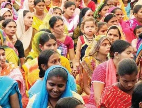 आज महिलाएं हर क्षेत्र में  परचम लहरा रही हैं 