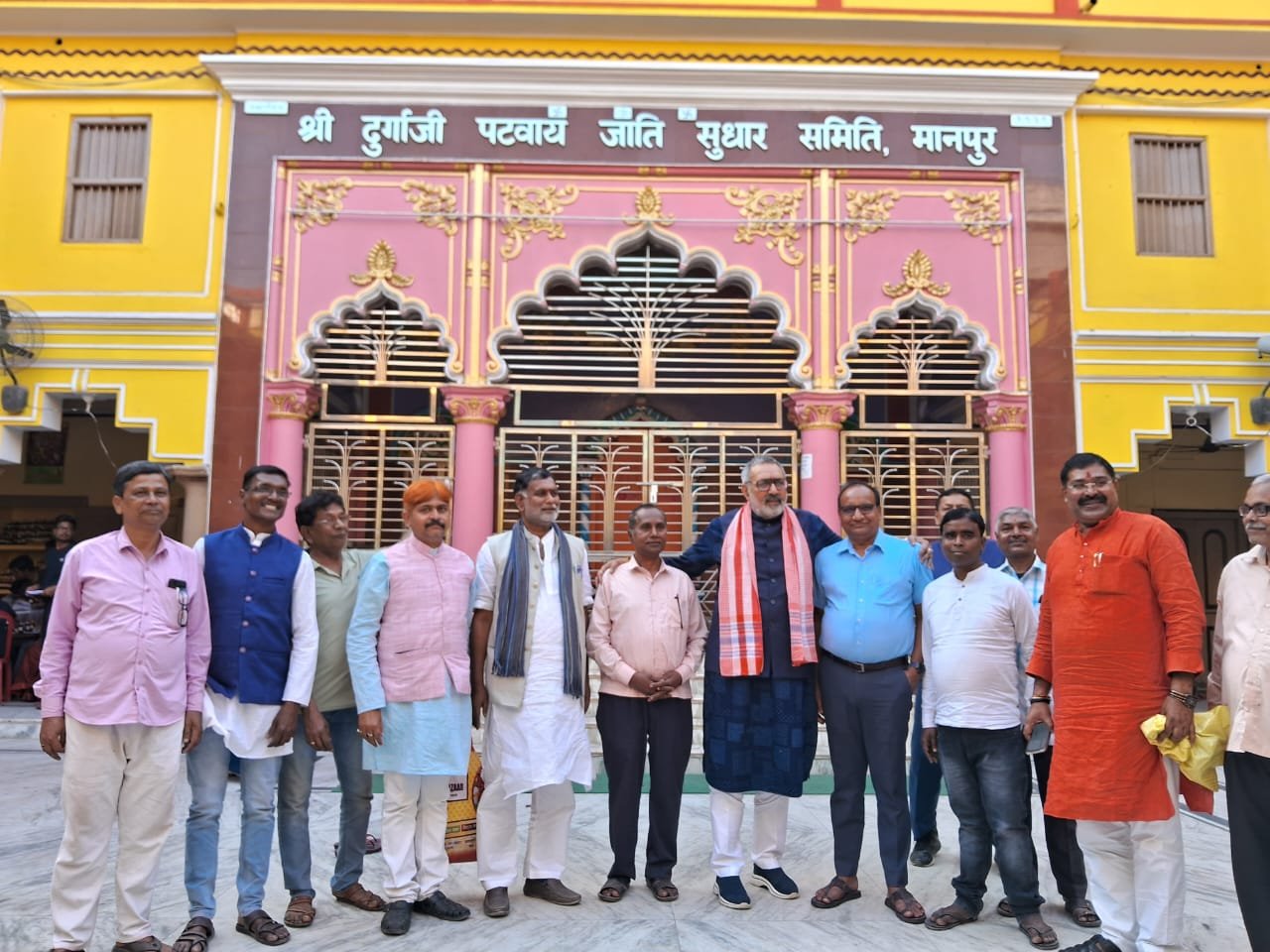 उद्योग बुनकर नगरी मानपुर पटवाटोली में केन्द्रीय वस्त्र मंत्री गिरिराज सिंह का अंगवस्त्र एवं स्मृति चिन्ह चरखा देकर किया गया सम्मानित