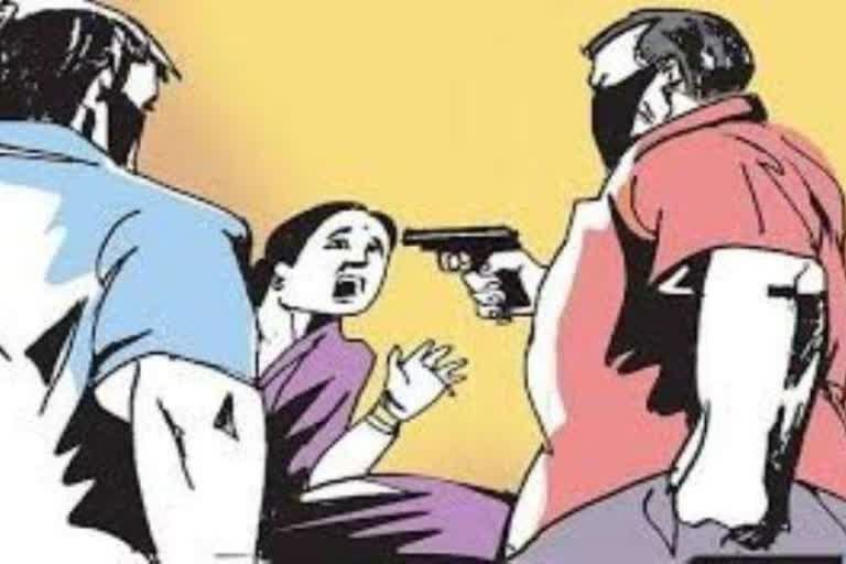 माँ-बेटी को लूटपाट के दौरान अपराधियों ने किया था घायल, माँ की हुई मौत