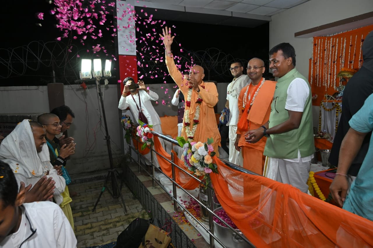 चार दिवसीय फूलों की होली मिलन और श्रद्धालुओं को अमृत रस पान ग्रहण कराकर आज परम पूज्य भक्ति आश्रय वैष्णव स्वामी जी महाराज रांची से प्रस्थान किए