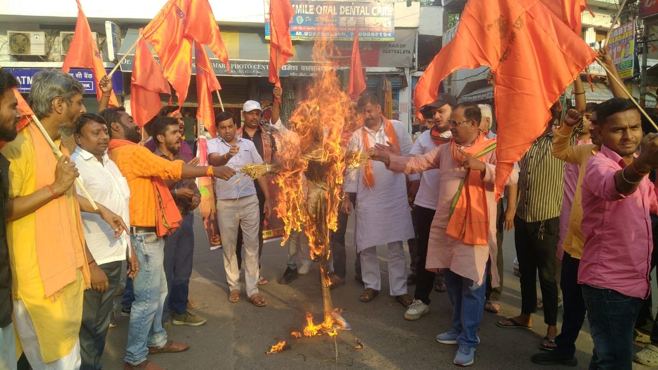 विश्व हिंदू परिषद,बजरंग दल ने बंगाल के मुख्यमंत्री का पुतला फूंका