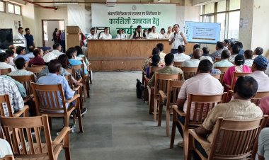 अंचल निरीक्षक एवं राजस्व उप निरीक्षक लोगों से शालीन व्यवहार करें, कार्यालय में बिचौलिये न दिखें यह सुनिश्चित करें- रांची उपायुक्त