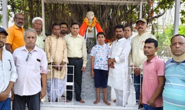 स्व. शहीद ईश्वर चौधरी जी के 34वीं पुण्यतिथि सादगी पूर्वक शहीद दिवस के रूप में उनके प्रतिमा पर पुष्प अर्पित कर विनम्र श्रद्धांजलि प्रदान कर नमन किया गया