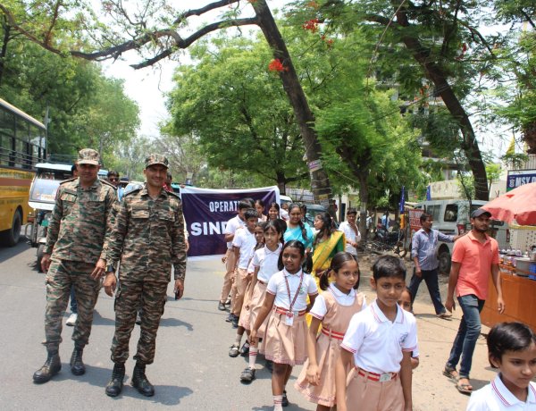 ऑपरेशन सिंदूर पर निकाली गई जागरूकता रैली, कमांडिंग ऑफिसर कर्नल पंकज कुमार ने रैली को हरी झंडी दिखाकर रवाना किया