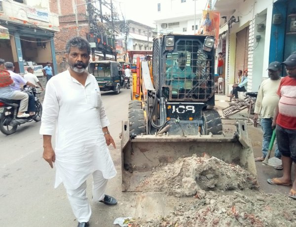 साफ सफाई के नाम पर उसके कर्मी प्लास्टिक चुनते-शिशु