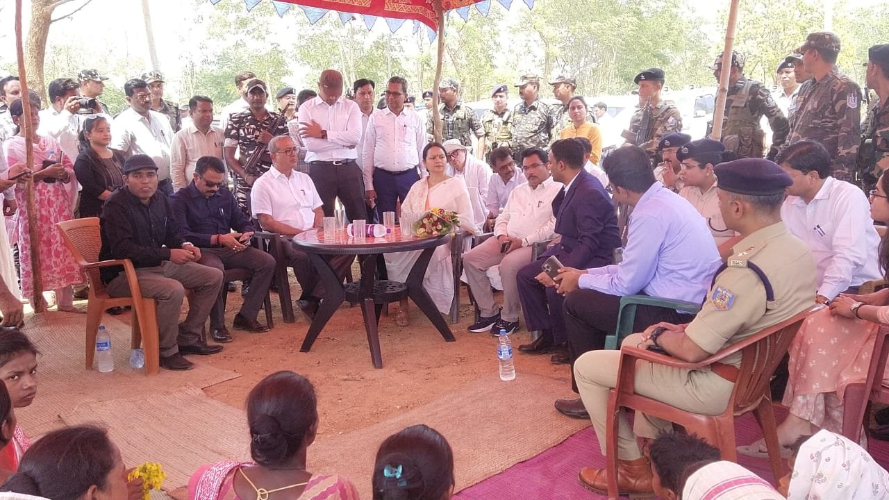 झारखंड की मुख्यसचिव पहुंची सतबरवा, पुनर्वास कार्यों का लिया जायजा