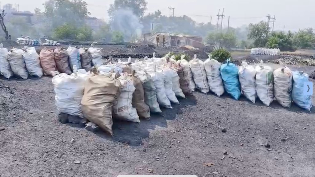 बोरियों में भरकर की जा रही कोयले की चोरी, छापेमारी में कई टन अवैध कोयला  जब्त