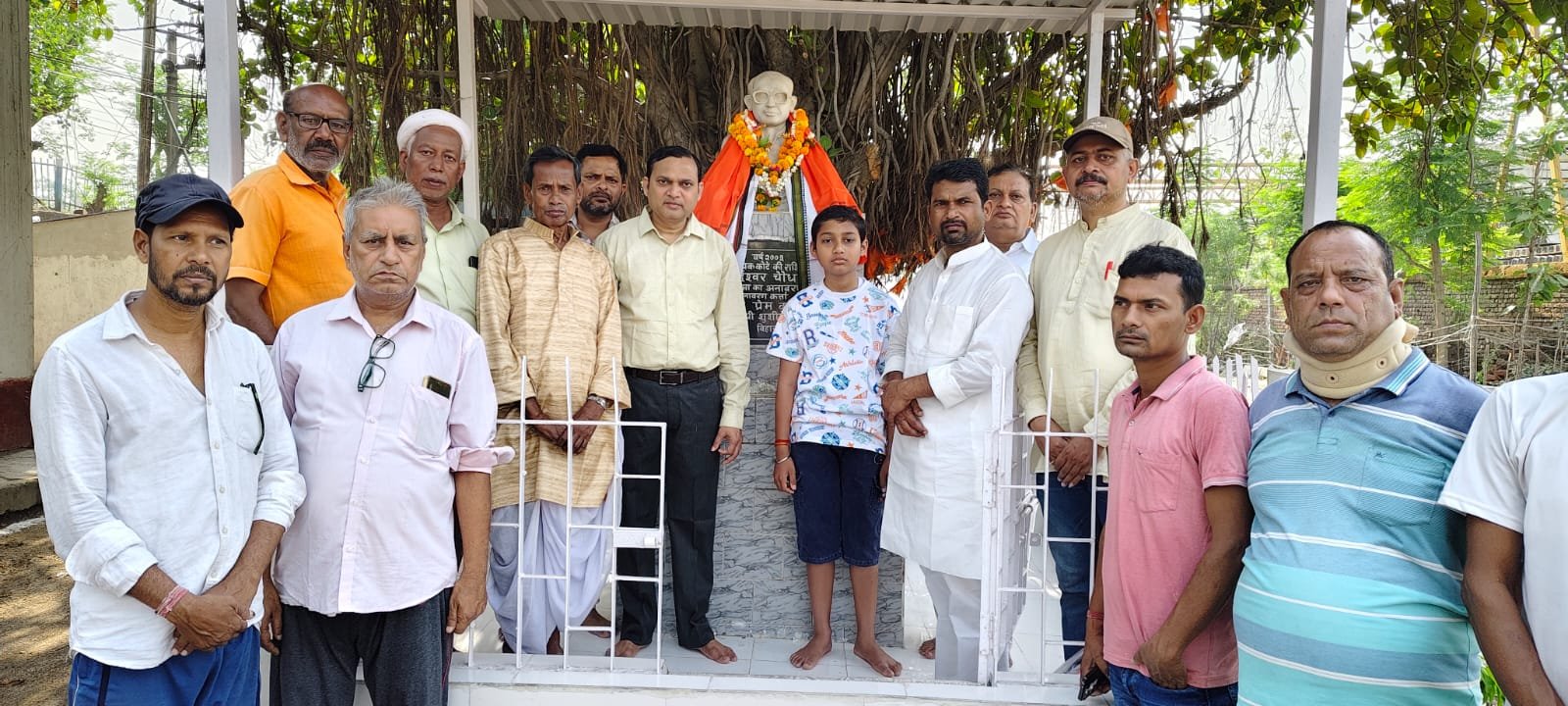 स्व. शहीद ईश्वर चौधरी जी के 34वीं पुण्यतिथि सादगी पूर्वक शहीद दिवस के रूप में उनके प्रतिमा पर पुष्प अर्पित कर विनम्र श्रद्धांजलि प्रदान कर नमन किया गया