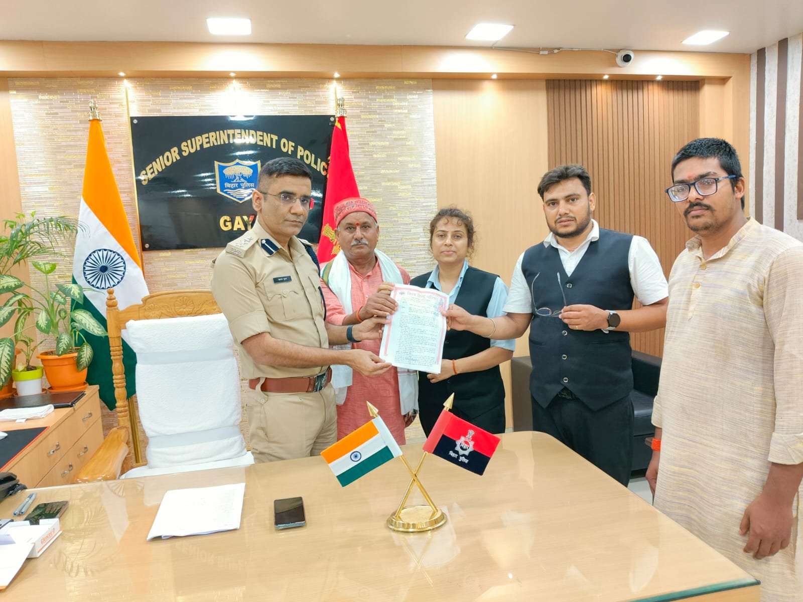 विश्व हिंदू परिषद गौरक्षा आयाम ने एसएसपी को सौंपा ज्ञापन:गौ तस्करी रोकने की मांग की