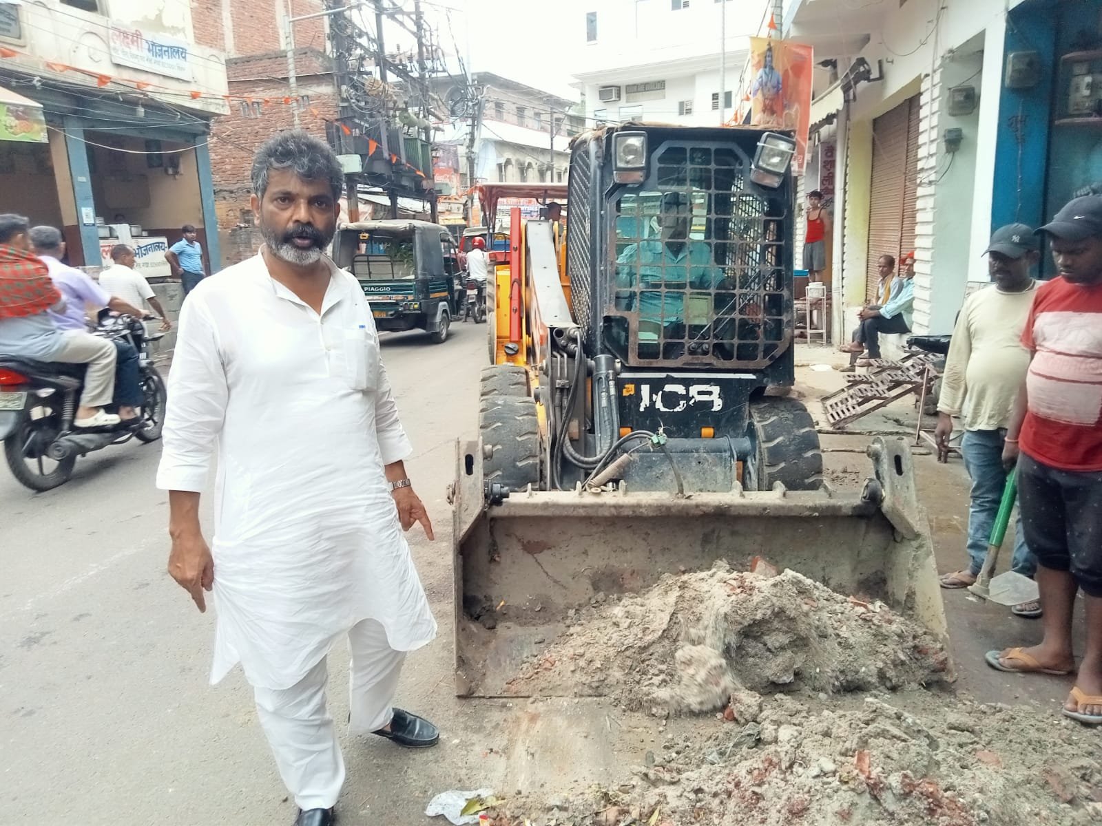 साफ सफाई के नाम पर उसके कर्मी प्लास्टिक चुनते-शिशु