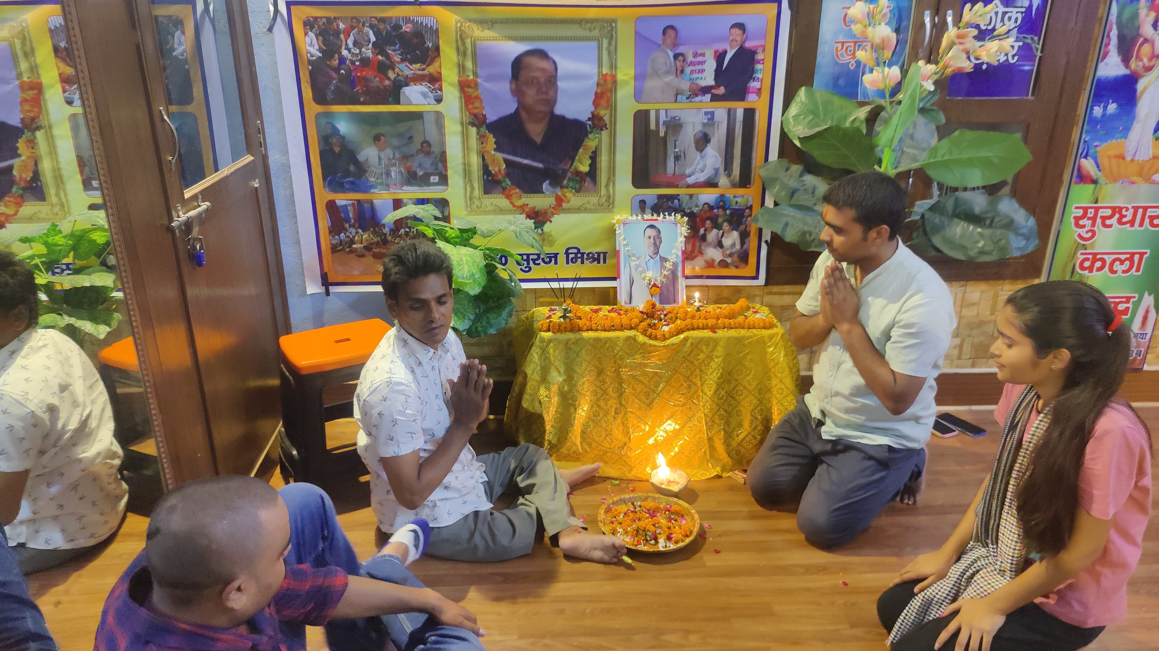 सुरधारा कला केंद्र में भूतपूर्व संगीत शिक्षक का तीसरी पुण्य तिथि मनाया गया