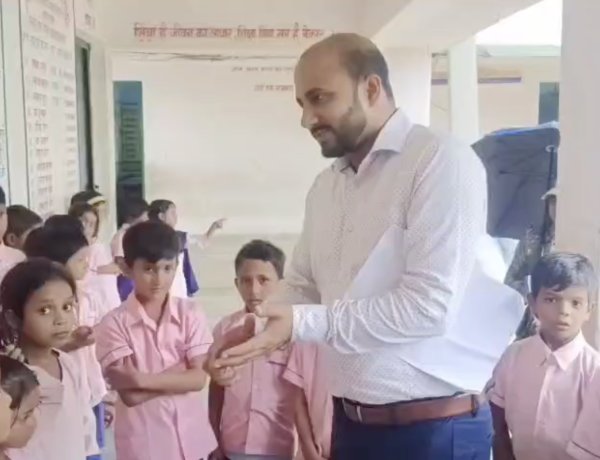 कोडरमा डीसी ने उत्कृमित प्लस टू उच्च विद्यालय डुमरडीहा का किया निरिक्षण, मिड डे मिल में अनियमितता को लेकर शिक्षकों के वेतन पर लगाई रोक