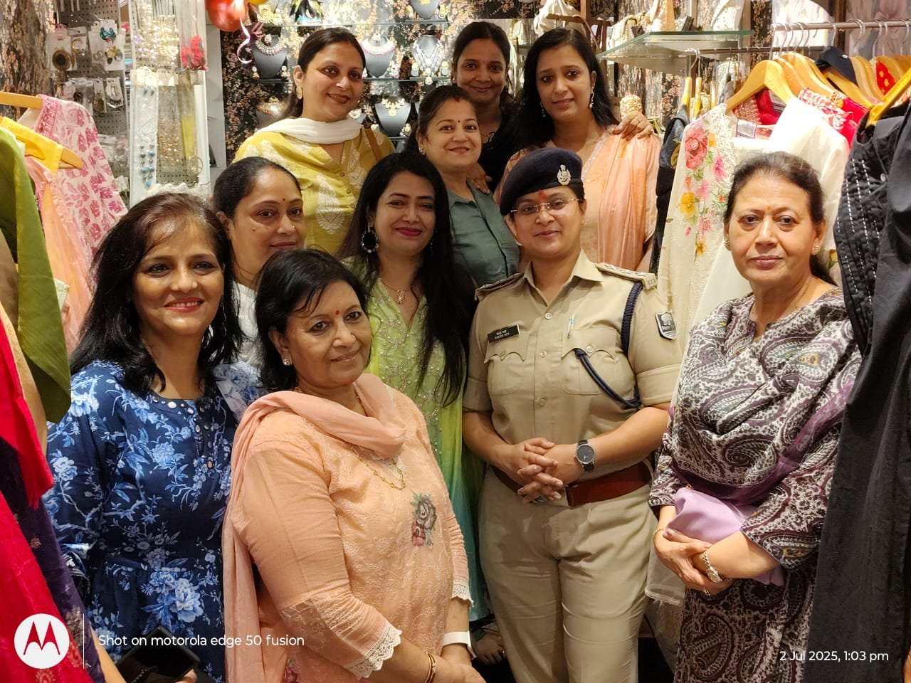 देवहुति शोरूम का भव्य उद्घाटन पुलिस उपाधीक्षक ने फीता काट कर किया