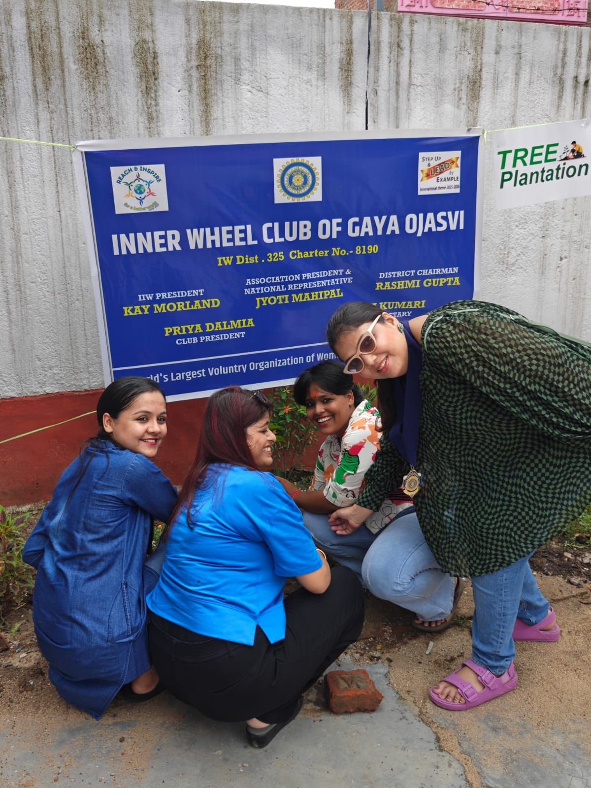 इनर व्हील क्लब ओजस्वी ने पाठ्य सामग्री वितरण के साथ किया पौधारोपण