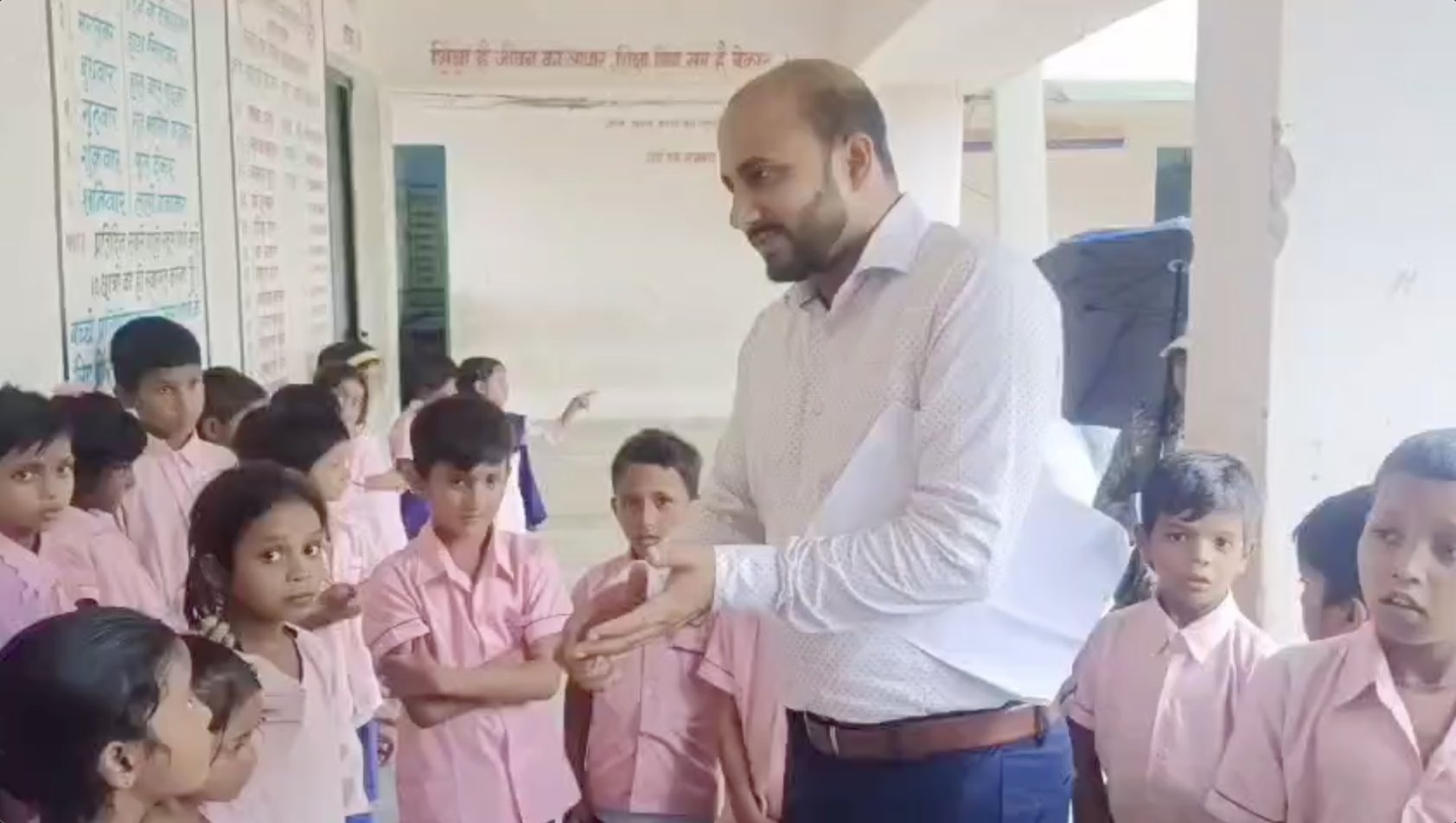 कोडरमा डीसी ने उत्कृमित प्लस टू उच्च विद्यालय डुमरडीहा का किया निरिक्षण, मिड डे मिल में अनियमितता को लेकर शिक्षकों के वेतन पर लगाई रोक