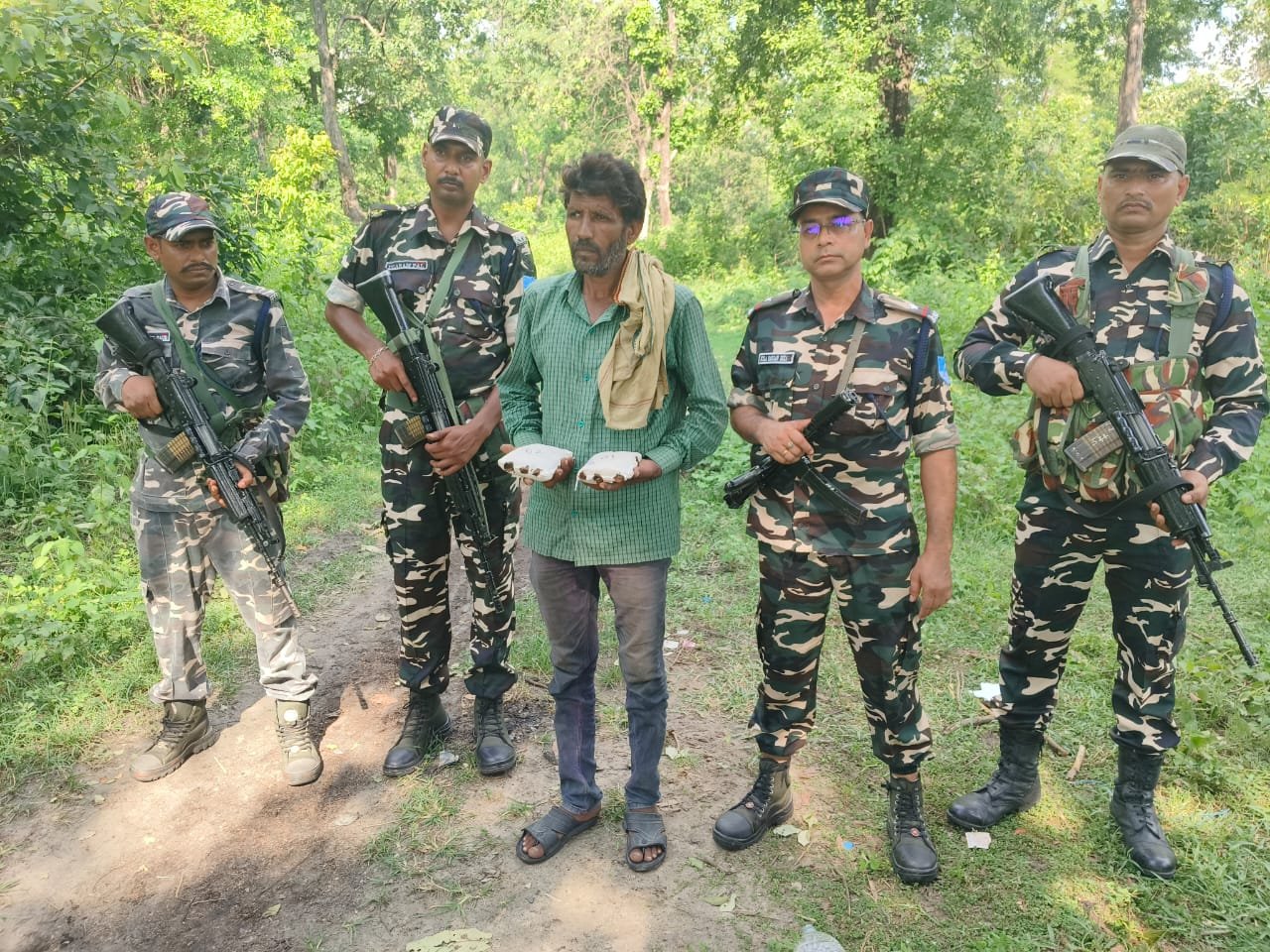 नेपाल से चरस लेकर भारत में घुस रहे व्यक्ति को SSB ने पकड़ा, 1.05 किलो चरस बरामद