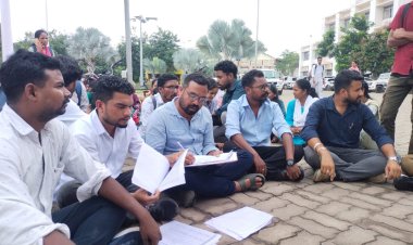 एकलव्य मॉडल स्कूल में शिक्षक बहाली में गड़बड़ी मामले में अभ्यर्थियों का धरना, उपायुक्त से वार्ता रहा बेनतीजा