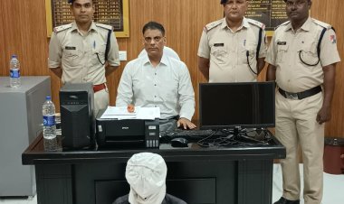 अवैध  रेलवे टिकट बनाता आरोपी पकड़ा गया