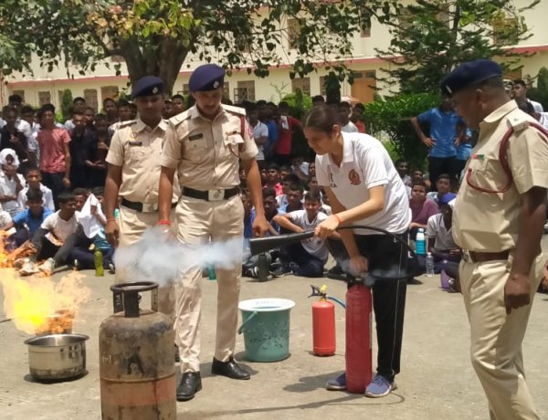 एनसीसी कैडेट्स ने सीखा आग बुझाने का तरीका, फायर स्टेशन टीम ने दिया प्रशिक्षण