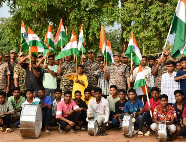 हर घर तिरंगा अभियान के तहत सीआरपीएफ 159 बटालियन ने निकाली बाइक रैली, स्कूलों व गांवों में किया ध्वजारोहण