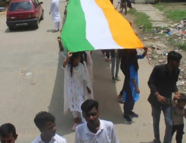 महाराणा प्रताप क्लासेज द्वारा निकाली गई 100 मीटर लम्बा भव्य तिरंगा यात्रा, सैकड़ो बच्चे हुए शामिल
