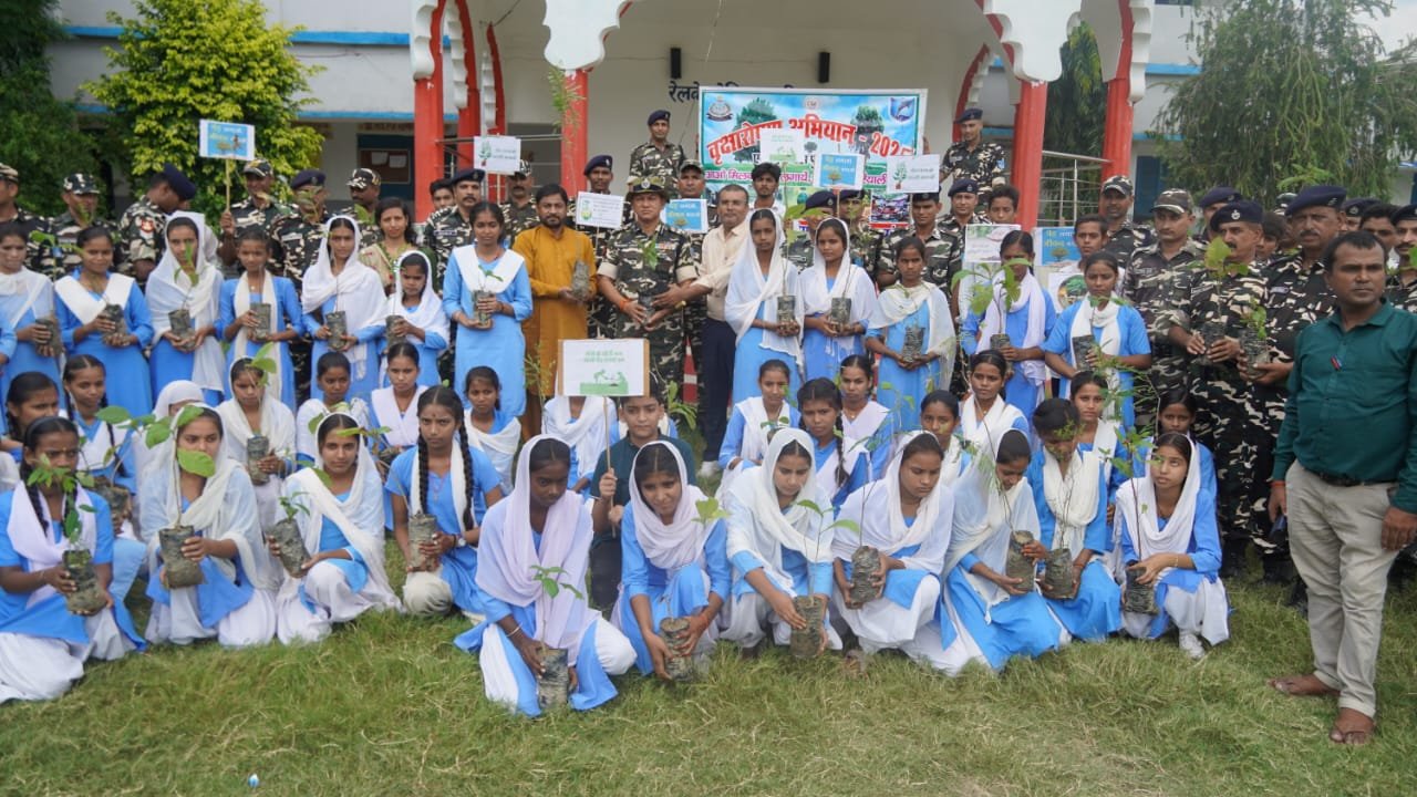 44वीं वाहिनी एसएसबी ने लगाया 200 पौधे, छात्रों से किया पर्यावरण बचाने का आह्वान