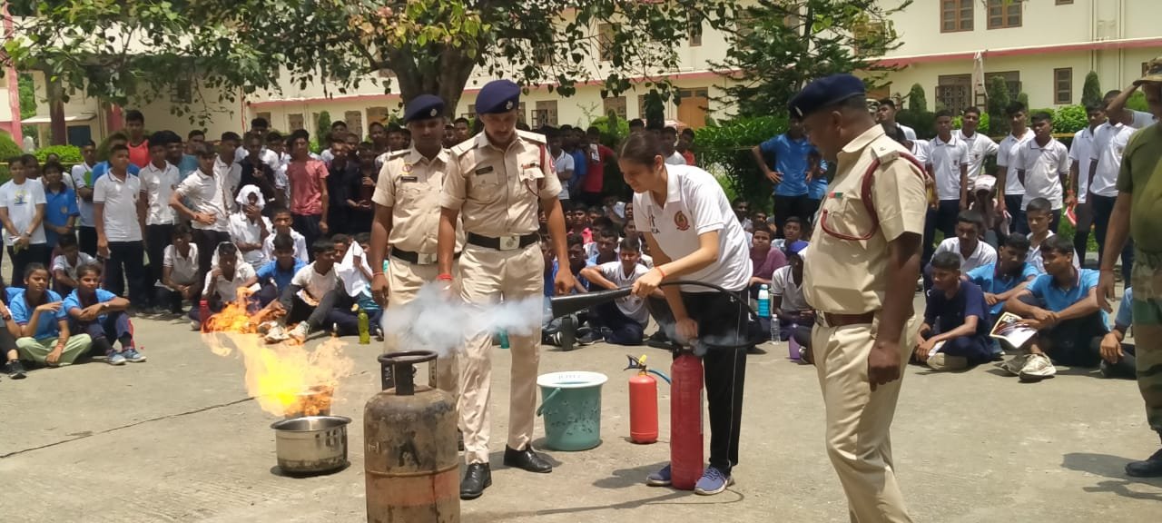 एनसीसी कैडेट्स ने सीखा आग बुझाने का तरीका, फायर स्टेशन टीम ने दिया प्रशिक्षण