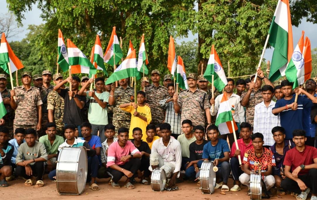 हर घर तिरंगा अभियान के तहत सीआरपीएफ 159 बटालियन ने निकाली बाइक रैली, स्कूलों व गांवों में किया ध्वजारोहण