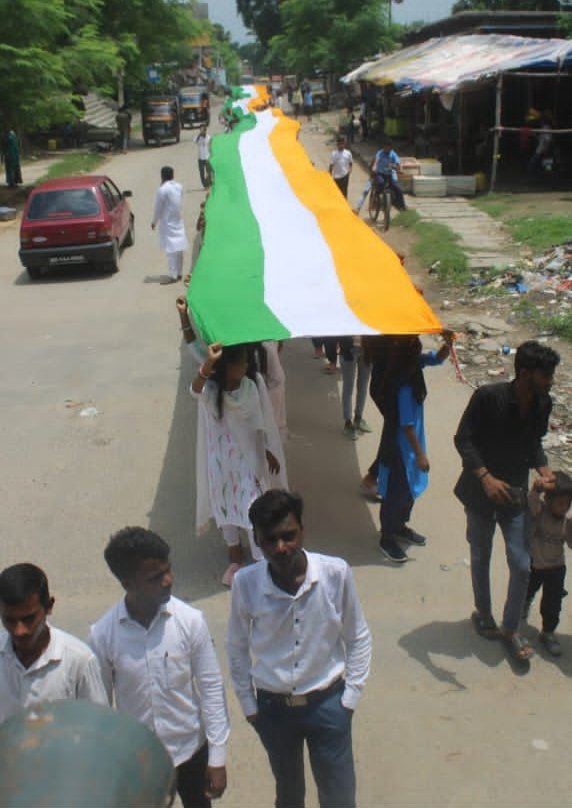 महाराणा प्रताप क्लासेज द्वारा निकाली गई 100 मीटर लम्बा भव्य तिरंगा यात्रा, सैकड़ो बच्चे हुए शामिल