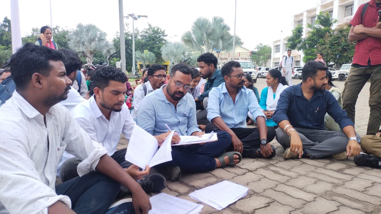 एकलव्य मॉडल स्कूल में शिक्षक बहाली में गड़बड़ी मामले में अभ्यर्थियों का धरना, उपायुक्त से वार्ता रहा बेनतीजा