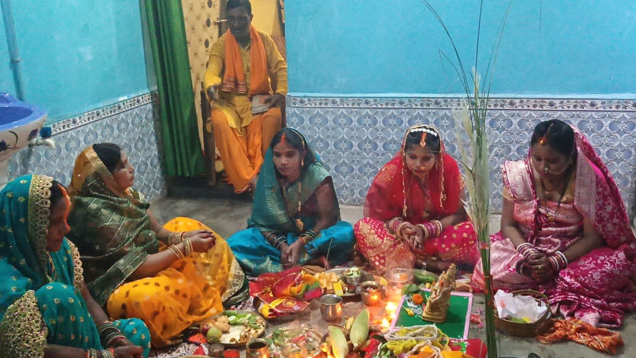 अखंड सुहाग के लिए सुहागिनों ने रखा निर्जला तीज व्रत, शिव-पार्वती की पूजा-अर्चना से गूंजे घर-घर
