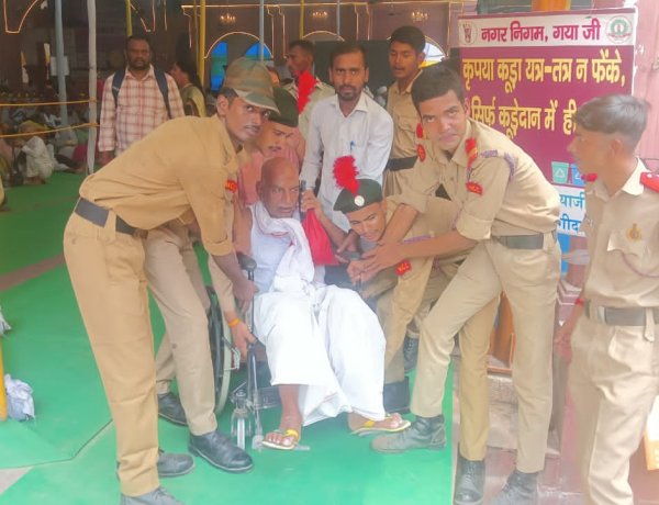 पितृपक्ष मेला में 6 बिहार बटालियन के एनसीसी कैडेट्स कर रहे सेवा कार्य