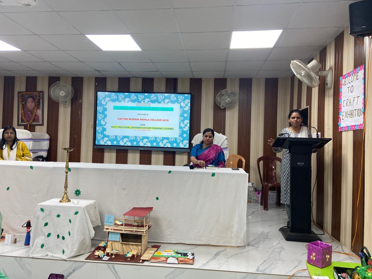 जीबीएम कॉलेज में अर्थशास्त्र विभाग द्वारा "राष्ट्रीय शिक्षुता प्रशिक्षण योजना" के बारे में छात्राओं को दी गयी जानकारी