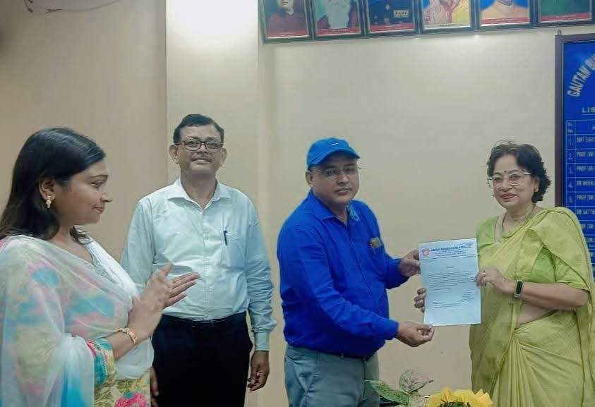 प्रधानाचार्या डॉ सीमा पटेल ने स्पोर्ट्स इन्चार्ज डॉ आशुतोश को दीं शुभकामनाएं