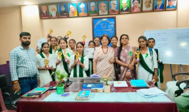 निबंध प्रतियोगिता में प्रथम स्थान प्राप्त करने पर प्रधानाचार्या डॉ सीमा पटेल ने छात्रा साधना प्रिया को दीं शुभकामनाएं, छात्राएँ सभी क्षेत्रों में अपनी प्रतिभा का परचम लहरायें: डॉ सीमा पटेल