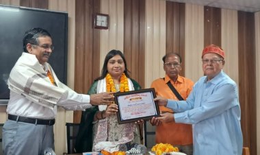 गोवर्द्धन प्रसाद सदय सम्मान मिलने पर शब्दवीणा की राष्ट्रीय अध्यक्ष डॉ रश्मि प्रियदर्शनी को मिल रही हैं शुभकामनाएं, जीबीएम कॉलेज की प्रधानाचार्या डॉ सीमा पटेल ने डॉ रश्मि की इस उपलब्धि पर हर्ष जताया
