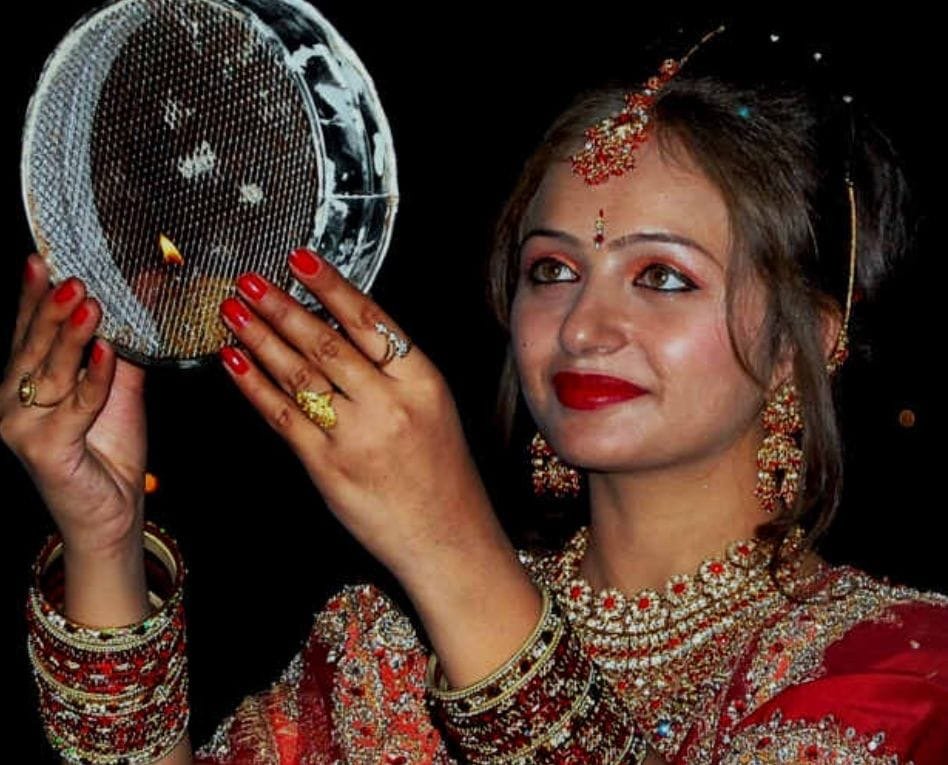 पति के प्रति स्त्री शक्ति की निष्ठा को दर्शाता है 'करवा चौथ'