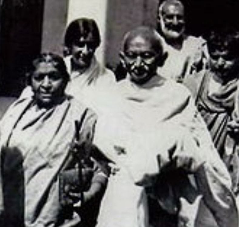 सरोजनी नायडू का संपूर्ण जीवन भारतीय राजनीति को समर्पित रहा था