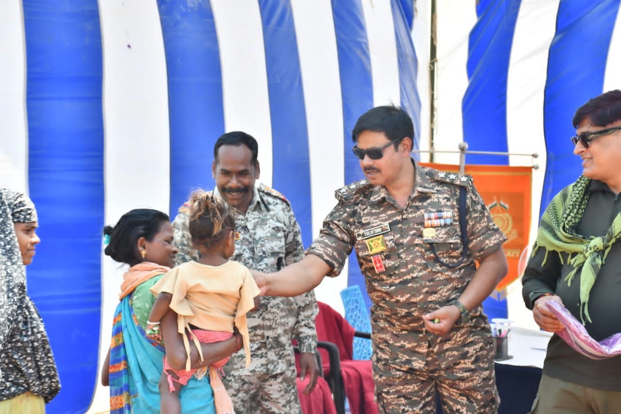 159 सीआरपीएफ की सराहनीय पहल, मुफ्त इलाज और राहत सामग्री का वितरण