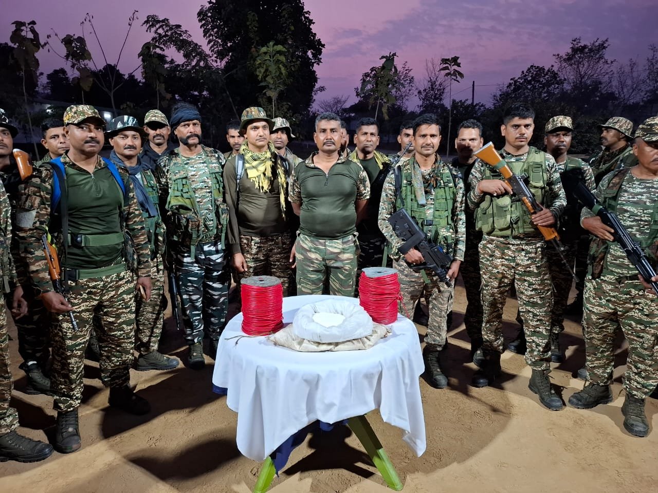 जंगल में छिपा था मौत का जखीरा, सुरक्षा बलों ने नाकाम की बड़ी साजिश
