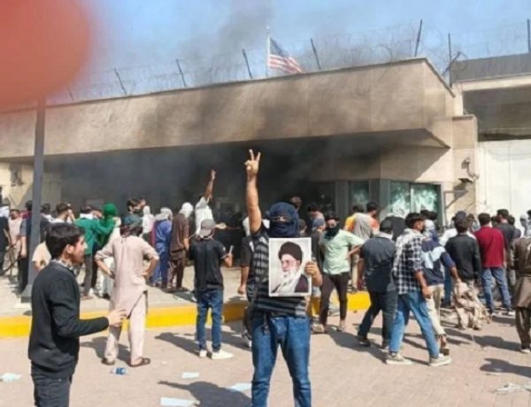 खामेनेई की मौत के बाद पाकिस्तान में बवाल, कराची में अमेरिकी दूतावास पर हमला, पुलिस फायरिंग में 9 की मौत