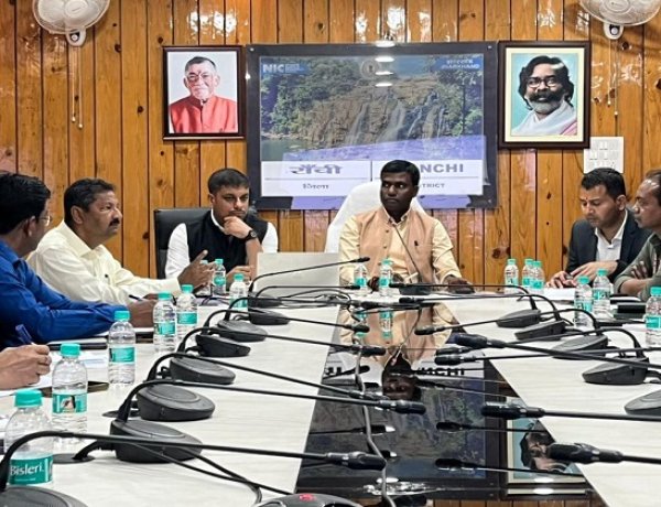 उपायुक्त की अध्यक्षता में जिलास्तरीय वरीय पदाधिकारियों के साथ बैठक, नगरपालिका चुनाव शांतिपूर्ण संपन्न कराने पर पदाधिकारियों को दी बधाई