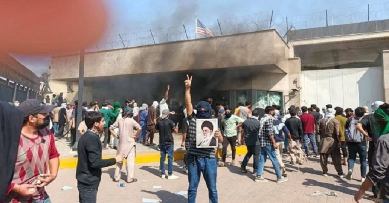 खामेनेई की मौत के बाद पाकिस्तान में बवाल, कराची में अमेरिकी दूतावास पर हमला, पुलिस फायरिंग में 9 की मौत